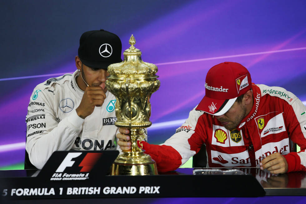 Foto zur News: ... und natürlich den traditionsreichen Siegerpokal des BRDC. Sebastian Vettel (dem die Trophäen mindestens genauso wichtig sind wie Hamilton) hat daran aber etwas zu nörgeln - weil die Sieger nur bis 2005 eingraviert sind. Hintergrund: Für die Siegerehrung wird der neu gemachte Sockel abmontiert. Der kommt erst danach wieder dran.
