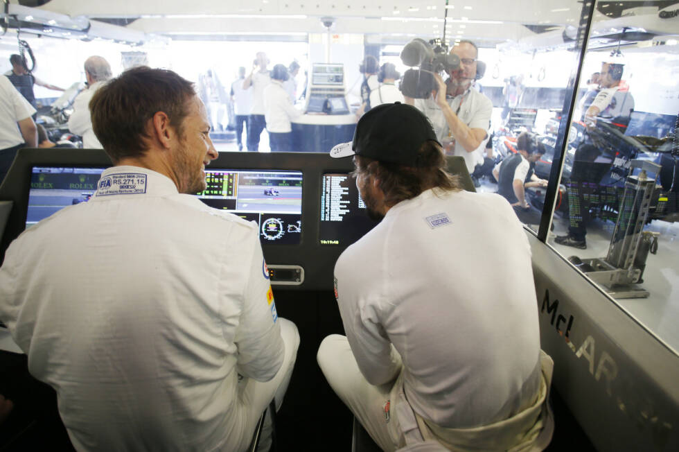 Foto zur News: Sorgen ganz anderer Art haben die Ex-Champions Jenson Button und Fernando Alonso. Weil ihre Autos meistens streiken, nehmen sie während des Freien Trainings mal eben in der VIP-Loge der McLaren-Box Platz. Sehr viele Gäste scheint das Team nämlich gerade nicht zu haben.