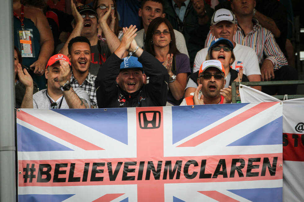 Foto zur News: Believe in McLaren: Das fällt an einem Heim-Wochenende, bei dem ein magerer WM-Punkt schon als Erfolg gefeiert werden muss, immer schwerer. Und auch Ron Dennis büßt Sympathien ein, wenn er Publikumsliebling Eddie Jordan einen &quot;Dorftrottel&quot; schimpft. Der hatte aber, zugegeben, zuvor seinen Rücktritt gefordert: &quot;Ron verweigert sich der Realität.&quot;