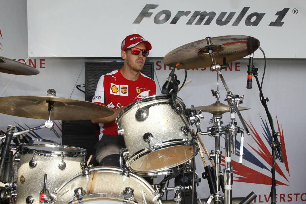 Foto zur News: ... und ein ganz besonderes Highlight, nämlich Sebastian Vettel an den Drums. Die er, nebenbei bemerkt, zwar nicht so gut wie seinen Ferrari, aber gar nicht mal so schlecht beherrscht.