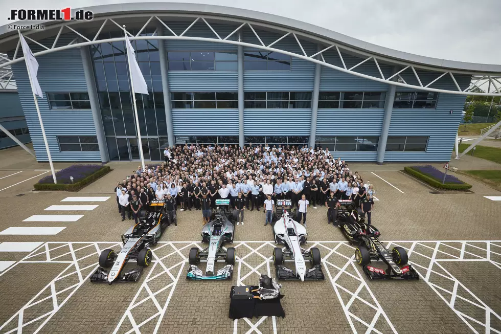 Foto zur News: &quot;Warm-up&quot; vor dem eigentlichen Rennwochenende in Silverstone: Fahrer und Autos aller Mercedes-Teams werden von knapp 500 Mitarbeitern am Mercedes-Standort in Brixworth gefeiert. Dort entstehen die Wundermotoren, die in der Formel 1 momentan alles gewinnen. Und auch Nico Hülkenberg feiert einen Sieg: erst Le Mans, jetzt beim Seilziehen gegen die anderen Mercedes-Fahrer. Nur bei den Grands Prix klappt es mit dem Gewinnen noch nicht.