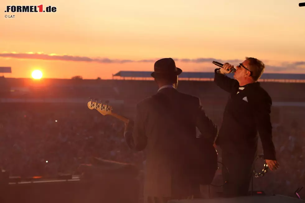 Foto zur News: Gartenparty für 140.000: Silverstone versteht, wie man im Home of British Motor Racing die Massen anlockt. Da gibt&#039;s Autogrammstunden, öffentliche Interviews, Konzerte. Wie etwa hier, beim Gig der auf der Insel extrem beliebten Ska-Band Madness.