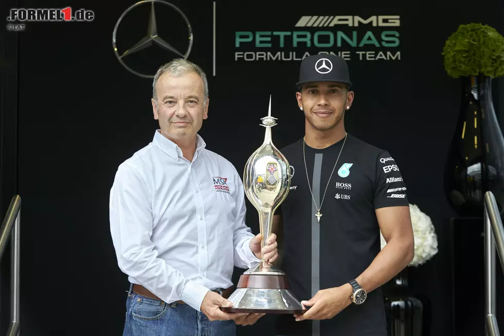 Mit seinen Aussagen über diverse Sponsorenpokale aus Plastik hat Lewis Hamilton vor Silverstone ein gigantisches Medienecho ausgelöst. Fast so, als wolle man ihn besänftigen, bekommt er zwei richtig schöne Objekte mit auf den Weg. Einmal die Mike-Hawthorn-Trophy für den bestplatzierten britischen Fahrer in Silverstone 2014, ... Foto zur News: Mit seinen Aussagen über diverse Sponsorenpokale aus Plastik hat Lewis Hamilton vor Silverstone ein gigantisches Medienecho ausgelöst. Fast so, als wolle man ihn besänftigen, bekommt er zwei richtig schöne Objekte mit auf den Weg. Einmal die Mike-Hawthorn-Trophy für den bestplatzierten britischen Fahrer in Silverstone 2014, ...