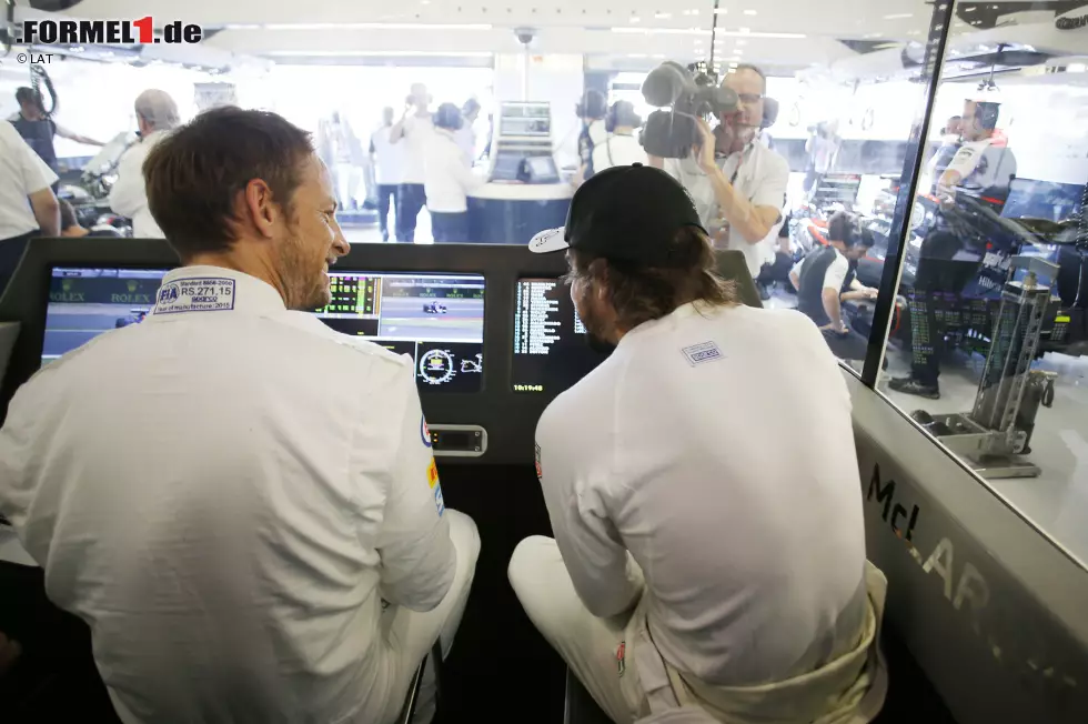 Sorgen ganz anderer Art haben die Ex-Champions Jenson Button und Fernando Alonso. Weil ihre Autos meistens streiken, nehmen sie während des Freien Trainings mal eben in der VIP-Loge der McLaren-Box Platz. Sehr viele Gäste scheint das Team nämlich gerade nicht zu haben. Foto zur News: Sorgen ganz anderer Art haben die Ex-Champions Jenson Button und Fernando Alonso. Weil ihre Autos meistens streiken, nehmen sie während des Freien Trainings mal eben in der VIP-Loge der McLaren-Box Platz. Sehr viele Gäste scheint das Team nämlich gerade nicht zu haben.