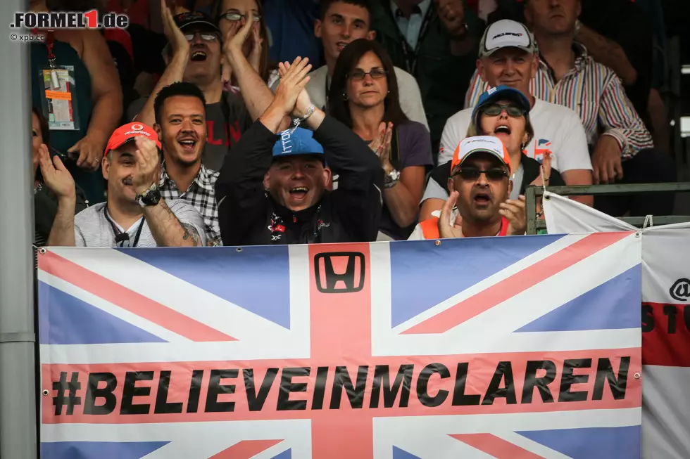 Believe in McLaren: Das fällt an einem Heim-Wochenende, bei dem ein magerer WM-Punkt schon als Erfolg gefeiert werden muss, immer schwerer. Und auch Ron Dennis büßt Sympathien ein, wenn er Publikumsliebling Eddie Jordan einen "Dorftrottel" schimpft. Der hatte aber, zugegeben, zuvor seinen Rücktritt gefordert: "Ron verweigert sich der Realität." Foto zur News: Believe in McLaren: Das fällt an einem Heim-Wochenende, bei dem ein magerer WM-Punkt schon als Erfolg gefeiert werden muss, immer schwerer. Und auch Ron Dennis büßt Sympathien ein, wenn er Publikumsliebling Eddie Jordan einen "Dorftrottel" schimpft. Der hatte aber, zugegeben, zuvor seinen Rücktritt gefordert: "Ron verweigert sich der Realität."