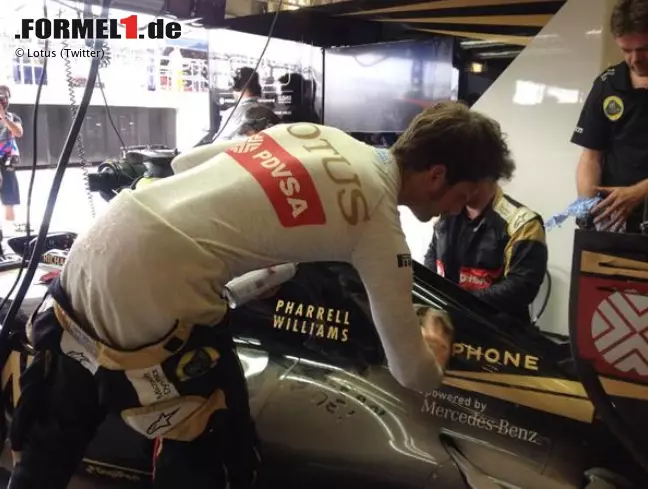 Ein Anpacker: Aus dem "jungen Wilden" Romain Grosjean ist bei Lotus ein echter Sympathieträger geworden. Der sich auch nicht zu schade ist, das Auto selbst zu putzen, wenn er es zuvor ins Kiesbett gesetzt hat. Foto zur News: Ein Anpacker: Aus dem "jungen Wilden" Romain Grosjean ist bei Lotus ein echter Sympathieträger geworden. Der sich auch nicht zu schade ist, das Auto selbst zu putzen, wenn er es zuvor ins Kiesbett gesetzt hat.