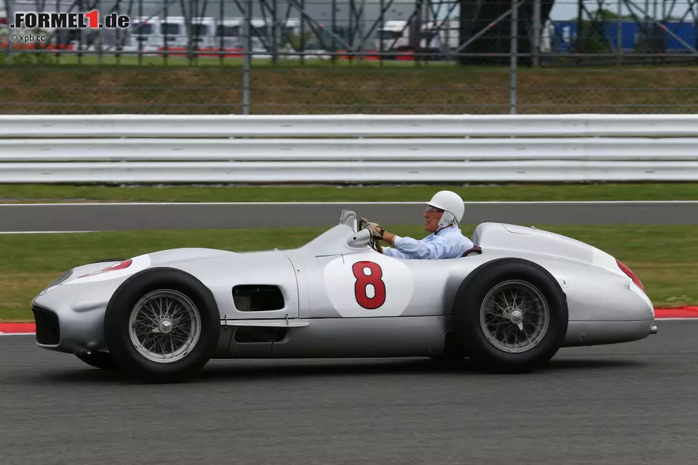 Dass nach Silverstone 140.000 Zuschauer kommen, ist kein Wunder. Das vorbildliche Rahmenprogramm beinhaltet Stirling Moss im Silberpfeil, ... Foto zur News: Dass nach Silverstone 140.000 Zuschauer kommen, ist kein Wunder. Das vorbildliche Rahmenprogramm beinhaltet Stirling Moss im Silberpfeil, ...
