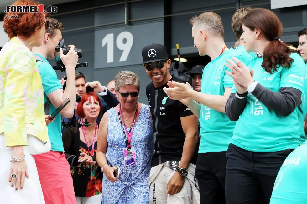 Der Jubel des Siegers: Lewis Hamilton feiert mit seiner Mutter Carmen Lockhart... Foto zur News: Der Jubel des Siegers: Lewis Hamilton feiert mit seiner Mutter Carmen Lockhart...