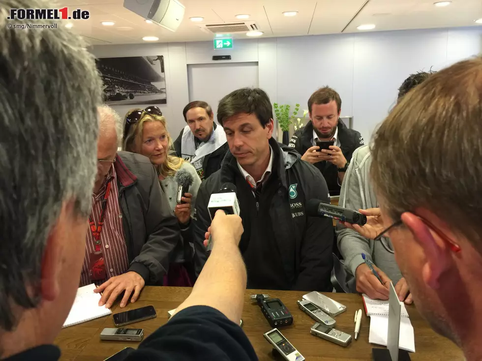 Toto Wolff hingegen fehlt beim Teamfoto. "Scheiß drauf", sagt er, als ihn Pressesprecher Bradley Lord aus der Medienrunde entführen will - und punktet damit bei den deutschen Journalisten. Dass Wolff seinen Kommentar augenzwinkernd meint, versteht sich von selbst. Foto zur News: Toto Wolff hingegen fehlt beim Teamfoto. "Scheiß drauf", sagt er, als ihn Pressesprecher Bradley Lord aus der Medienrunde entführen will - und punktet damit bei den deutschen Journalisten. Dass Wolff seinen Kommentar augenzwinkernd meint, versteht sich von selbst.