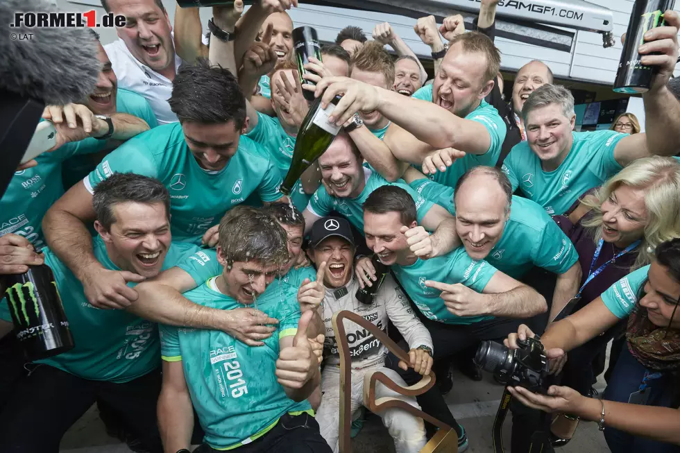 Und am besten feiert es sich ohnehin ohne Chef, finden Rosberg und Co. - und lassen es nach dem ersten Doppelsieg-Doppelpack der Formel-1-Saison 2015 richtig krachen! Foto zur News: Und am besten feiert es sich ohnehin ohne Chef, finden Rosberg und Co. - und lassen es nach dem ersten Doppelsieg-Doppelpack der Formel-1-Saison 2015 richtig krachen!