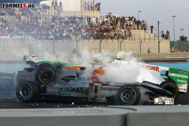 Foto zur News: Abu Dhabi ist der teuerste Kurs im Formel-1-Kalender und zählt mit seinen 5,554 Kilometern zu den längsten Runden. Den Rundenrekord stellte Sebastian Vettel gleich bei der Premiere im Jahr 2009 auf: 1:40,279 Minuten (2014 war die Formel 1 um vier Sekunden langsamer). 2011 sorgte Michael Schumacher für eine Schrecksekunde: Bei einer Kollision hätte ihn der Force India von Tonio Liuzzi beinahe am Kopf getroffen.