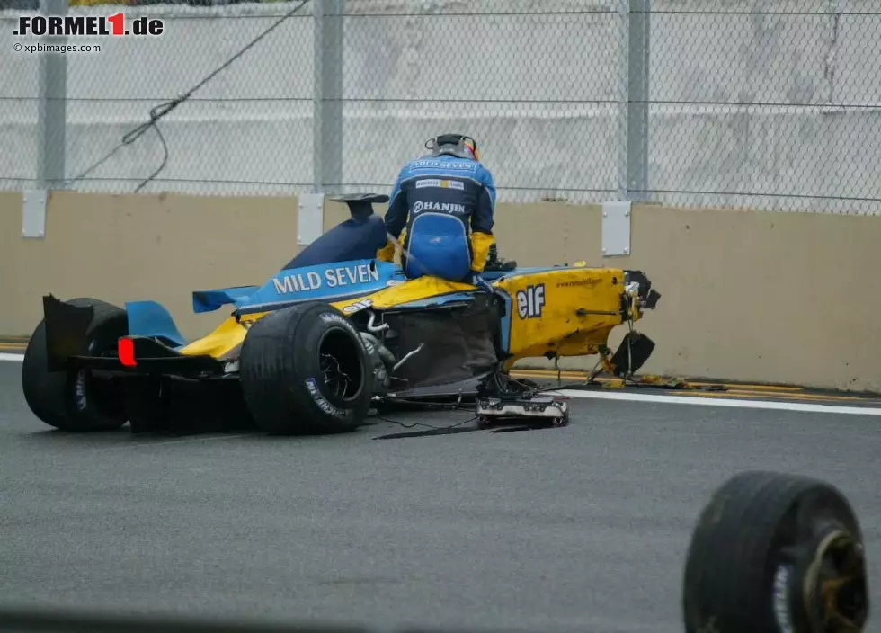 Foto zur News: Immer für einen spektakulären Abflug gut: Interlagos ist eine gefährliche Strecke, die die Fahrer wegen ihrer Fans, ihrer Kurven oder ihrer Gridgirls lieben - oder wegen ihres Layouts hassen. Ein Stimmungsbild.