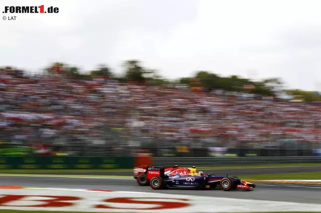 Foto zur News: Daniel Ricciardo (Red Bull): "Monza ist die einzige Strecke, auf der man damit rechnen muss, durch Nebel zu fahren. Genau das ist im vergangenen Jahr im Warmup passiert, als die italienischen Fans in der zweiten Lesmo für roten Nebel sorgten. Das war mal etwas anderes, aber mir hat es gefallen. Die italienischen Fans sind einfach mit voller Leidenschaft dabei. Manche bezeichnen sie auch als verrückt."