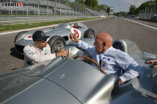 Lewis Hamilton (Mercedes): "Ich war in diesem Jahr schon mit Stirling Moss in Monza und bin in einem alten Mercedes W196 durch die Steilkurve gefahren. Das war absolut fantastisch. So habe ich einen Eindruck davon erhalten, wie es damals für diese Jungs gewesen sein muss und welche Geschichte diese Strecke besitzt und warum sie zu einer Legende wurde. Auch heute ist die Strecke noch eine große Herausforderung - schnell, gleichzeitig aber auch technisch sehr anspruchsvoll mit einigen starken Bremspunkten und hohen Randsteinen, die auf der Ideallinie überfahren werden müssen." Lewis Hamilton (Mercedes): "Ich war in diesem Jahr schon mit Stirling Moss in Monza und bin in einem alten Mercedes W196 durch die Steilkurve gefahren. Das war absolut fantastisch. So habe ich einen Eindruck davon erhalten, wie es damals für diese Jungs gewesen sein muss und welche Geschichte diese Strecke besitzt und warum sie zu einer Legende wurde. Auch heute ist die Strecke noch eine große Herausforderung - schnell, gleichzeitig aber auch technisch sehr anspruchsvoll mit einigen starken Bremspunkten und hohen Randsteinen, die auf der Ideallinie überfahren werden müssen."