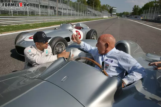 Foto zur News: Lewis Hamilton (Mercedes): "Ich war in diesem Jahr schon mit Stirling Moss in Monza und bin in einem alten Mercedes W196 durch die Steilkurve gefahren. Das war absolut fantastisch. So habe ich einen Eindruck davon erhalten, wie es damals für diese Jungs gewesen sein muss und welche Geschichte diese Strecke besitzt und warum sie zu einer Legende wurde. Auch heute ist die Strecke noch eine große Herausforderung - schnell, gleichzeitig aber auch technisch sehr anspruchsvoll mit einigen starken Bremspunkten und hohen Randsteinen, die auf der Ideallinie überfahren werden müssen."