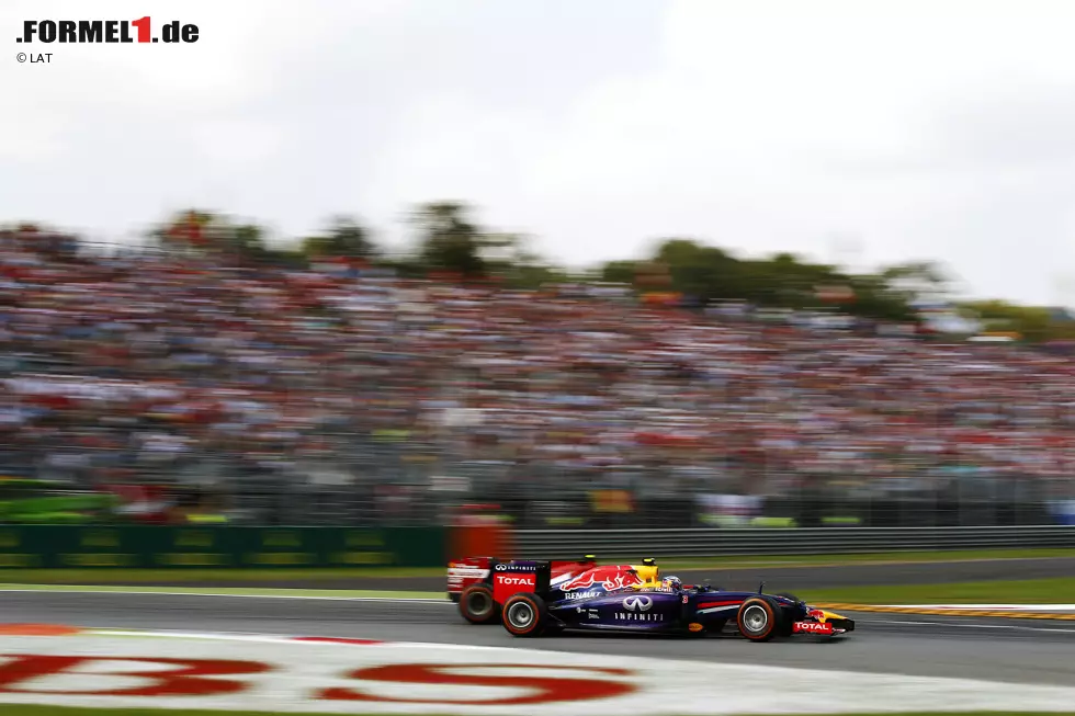 Foto zur News: Daniel Ricciardo (Red Bull): &quot;Monza ist die einzige Strecke, auf der man damit rechnen muss, durch Nebel zu fahren. Genau das ist im vergangenen Jahr im Warmup passiert, als die italienischen Fans in der zweiten Lesmo für roten Nebel sorgten. Das war mal etwas anderes, aber mir hat es gefallen. Die italienischen Fans sind einfach mit voller Leidenschaft dabei. Manche bezeichnen sie auch als verrückt.&quot;