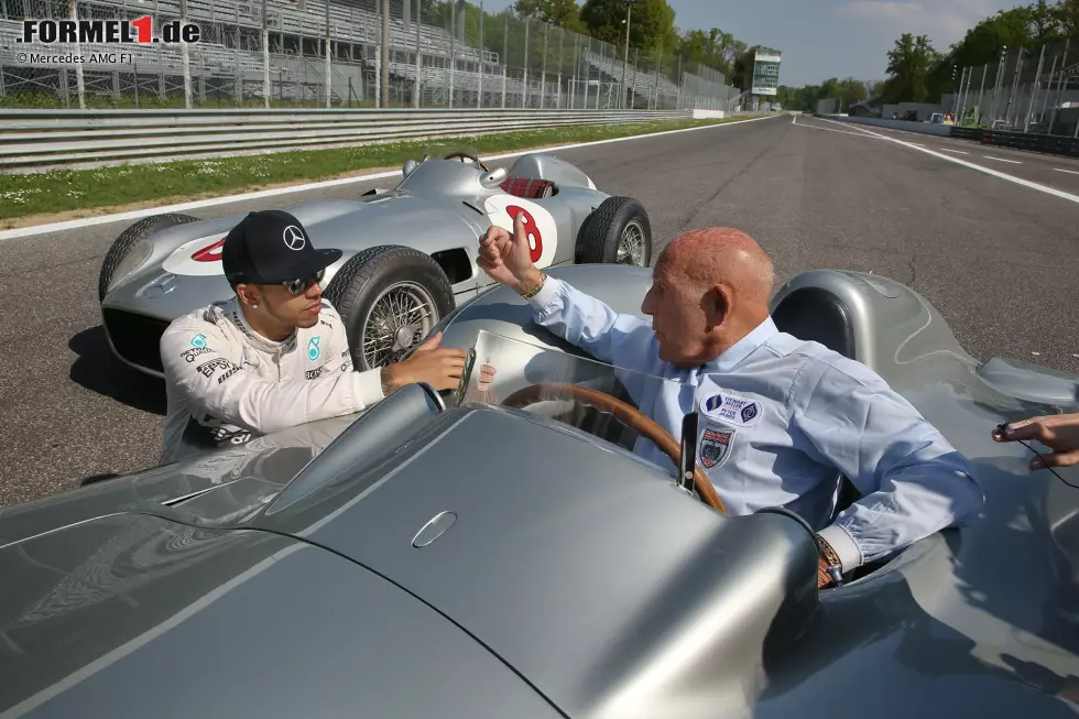 Foto zur News: Lewis Hamilton (Mercedes): &quot;Ich war in diesem Jahr schon mit Stirling Moss in Monza und bin in einem alten Mercedes W196 durch die Steilkurve gefahren. Das war absolut fantastisch. So habe ich einen Eindruck davon erhalten, wie es damals für diese Jungs gewesen sein muss und welche Geschichte diese Strecke besitzt und warum sie zu einer Legende wurde. Auch heute ist die Strecke noch eine große Herausforderung - schnell, gleichzeitig aber auch technisch sehr anspruchsvoll mit einigen starken Bremspunkten und hohen Randsteinen, die auf der Ideallinie überfahren werden müssen.&quot;