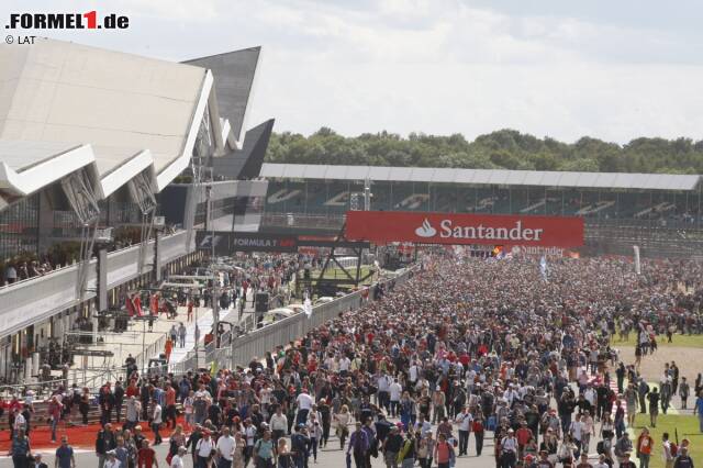 Foto zur News: Fernando Alonso (McLaren): "Silverstone ist eine der Strecken, bei der die Atmosphäre besonders und man froh ist, vor Leuten zu fahren, die die Formel 1 lieben. Dort lebt man die Tradition des Motorsport, die sich auf Großbritannien und in den vergangenen zwei Jahrzehnten besonders auf Silverstone konzentriert. Deshalb macht das Wochenende Spaß. Das unvorhersehbare Wetter sorgt zudem immer für ein interessantes Pokerspiel."
