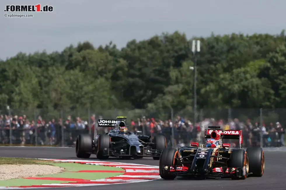 Foto zur News: Romain Grosjean (Lotus): "Silverstone ist eine Herausforderung, aber es bringt ein tolles Gefühl. Es ist eine der schnellsten Strecken des Jahres, und wir Fahrer mögen es immer schnell! Es gibt legendäre Kurven wie den Komplex aus Maggotts, Becketts und Chapel. Es ist ein cooles Gefühl, dort zu fahren, und ich kann es nicht abwarten, dieses Feeling noch einmal zu erleben. Das ganze Layout ist wirklich gut, und man kann spüren, wie hart das Auto mit dem ganzen Abtrieb in den schnellen Kurven arbeitet."