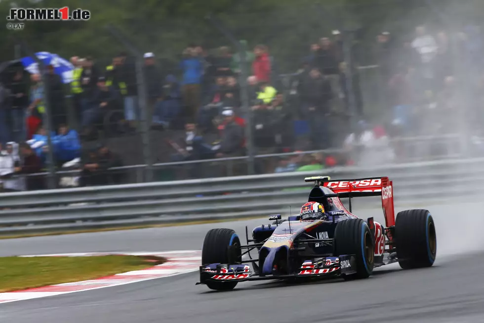 Foto zur News: Daniil Kwjat (Red Bull): "Silverstone ist ein echter Klassiker. Es ist ein cooler Kurs: hohe Geschwindigkeiten und ein unheimlich herausforderndes Layout - das macht wirklich Spaß. Wenn man im Auto alles richtig macht und viel Selbstvertrauen hat, dann hat man eine Menge Spaß. Die High-Speed-Kurven sind das, worum es geht. Dort fühlt man wirklich, dass man ein Formel-1-Auto fährt."