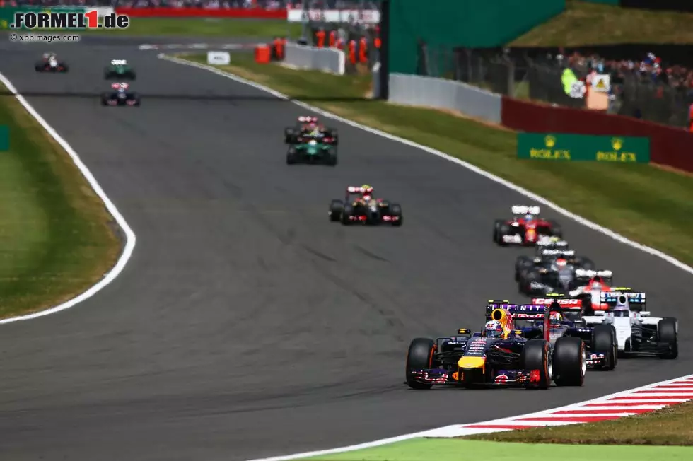 Foto zur News: Daniel Ricciardo (Red Bull): "Ich kann es nicht verschweigen: Silverstone ist fantastisch! Ich liebe High-Speed-Strecken mit High-Speed-Kurven, wie den Teil von Copse durch Maggotts, Becketts, Chapel und dann Stowe. Das sind vielleicht die fünf coolsten Kurven im Kalender, und alle kommen hintereinander. Ich liebe es!"