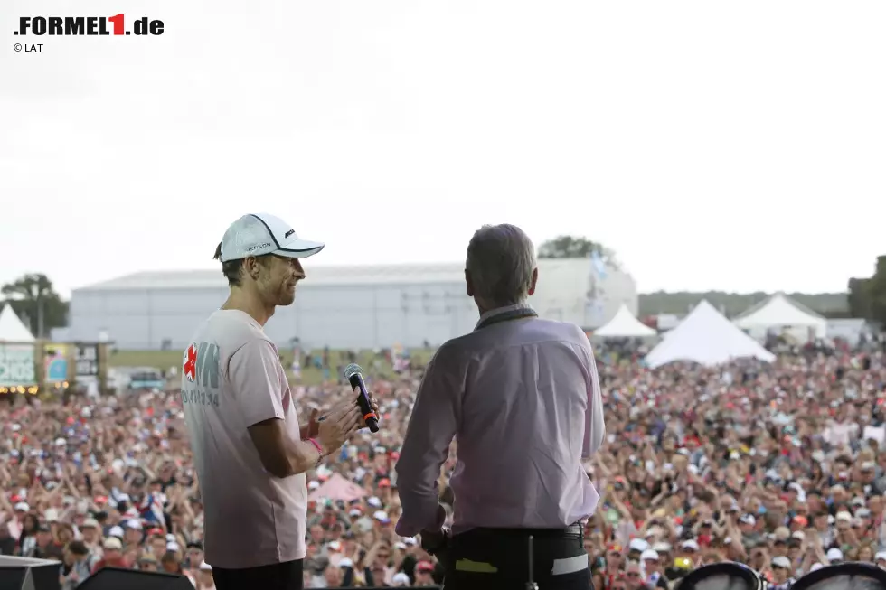 Jenson Button (McLaren): "Für die britischen Fahrer ist es was ganz Spezielles, weil es das Heimrennen ist. Es ist aber für jeden Fahrer großartig, denn die vielen britischen Fans lieben diesen Sport wirklich. Und auch wenn sie durch den Regen üblicherweise komplett nass werden, sind die Ränge jedes Jahr voll, was für eine tolle Atmosphäre sorgt. Sie lassen sich von den Bedingungen nicht abhalten. Sie sind einfach echte Rennfans, die nicht nur die eigenen, sondern auch andere Fahrer unterstützen, was ja so toll ist an den britischen Fans." Foto zur News: Jenson Button (McLaren): "Für die britischen Fahrer ist es was ganz Spezielles, weil es das Heimrennen ist. Es ist aber für jeden Fahrer großartig, denn die vielen britischen Fans lieben diesen Sport wirklich. Und auch wenn sie durch den Regen üblicherweise komplett nass werden, sind die Ränge jedes Jahr voll, was für eine tolle Atmosphäre sorgt. Sie lassen sich von den Bedingungen nicht abhalten. Sie sind einfach echte Rennfans, die nicht nur die eigenen, sondern auch andere Fahrer unterstützen, was ja so toll ist an den britischen Fans."