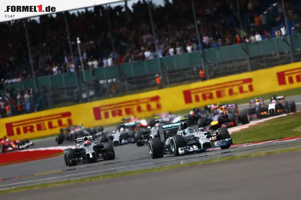 Foto zur News: Sergio Perez (Force India): "Ich mag die Strecke von Silverstone mit ihren schnellen, flüssigen Kurven, die viel Spaß machen. Es gibt viel Geschichte hier, und man kann von der Ankunft an spüren, dass es etwas Besonderes ist."