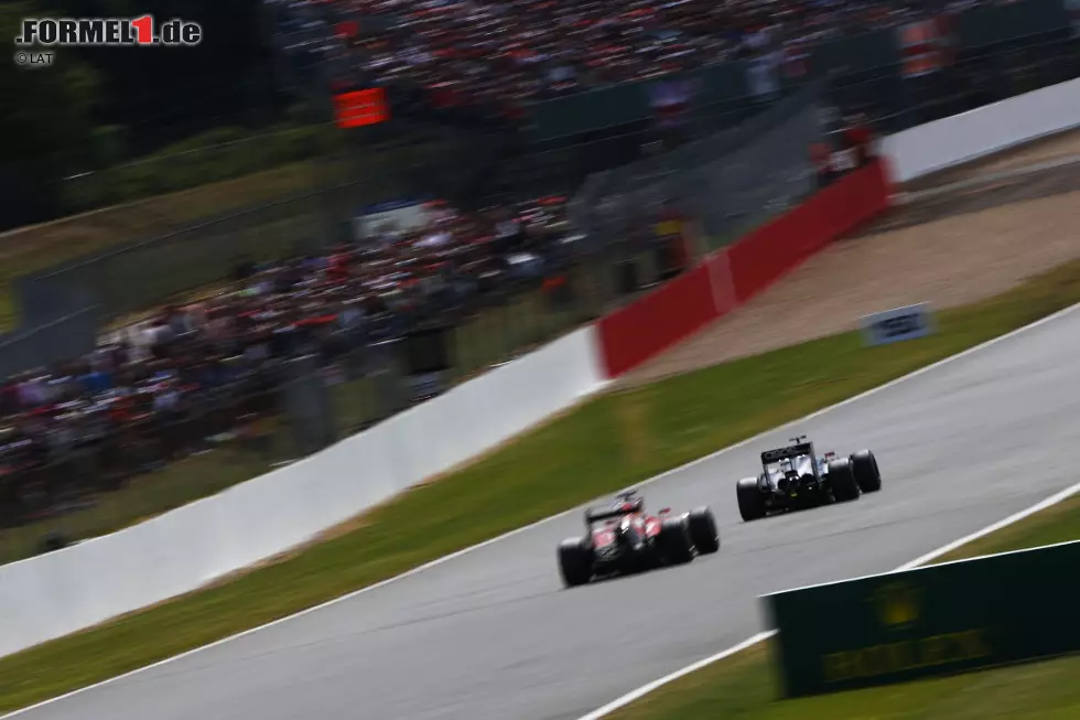Jenson Button (McLaren): "Silverstone erinnert mich an die alten Zeiten, als ich Kart, Formel Ford oder Formel 3 fuhr - ich mochte immer schon den Flow dieser Rennstrecke und die leidenschaftlichen Zuschauer. Als Brite liebe ich dieses Rennen und den Kurs, auch wenn ich das alte Layout bevorzugen würde. Und beim Heimrennen will man sowieso gut abschneiden, was für mich immer etwas knifflig war. Nicht weil ich es nicht versucht hätte oder zu langsam war, sondern weil ich einfach Pech hatte." Foto zur News: Jenson Button (McLaren): "Silverstone erinnert mich an die alten Zeiten, als ich Kart, Formel Ford oder Formel 3 fuhr - ich mochte immer schon den Flow dieser Rennstrecke und die leidenschaftlichen Zuschauer. Als Brite liebe ich dieses Rennen und den Kurs, auch wenn ich das alte Layout bevorzugen würde. Und beim Heimrennen will man sowieso gut abschneiden, was für mich immer etwas knifflig war. Nicht weil ich es nicht versucht hätte oder zu langsam war, sondern weil ich einfach Pech hatte."