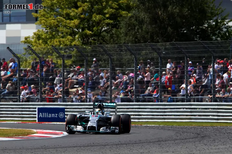 Foto zur News: Lewis Hamilton (Mercedes): "Es ist ein spezielles Rennen, weil sich die Briten sehr für Sport begeistern, weil wir in Großbritannien viele großartige Sportler und Sportlerinnen haben und viele Formel-1-Teams von dort stammen. Schon in den Schulen wird das sehr unterstützt, und wir haben großartige Ingenieure. Mein Heimrennen ist sowieso immer was Besonderes, weil ich dort mehr Unterstützung genieße als bei irgendeinem anderen Rennen. Außerdem handelt es sich um einen legendären Kurs, auf dem in der Formel 1 schon lange gefahren wird."