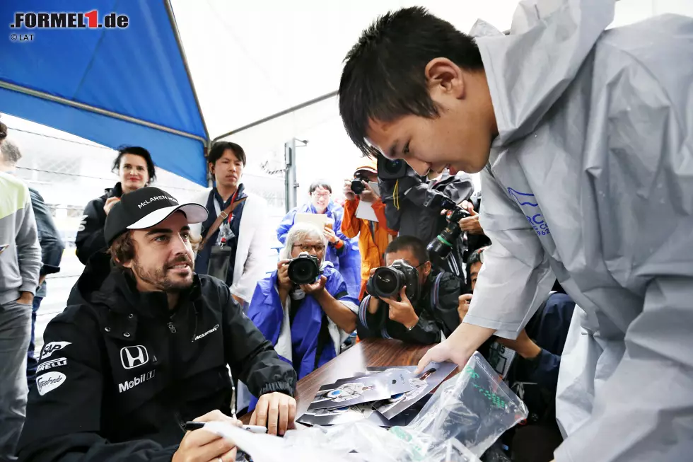 Fernando Alonso (McLaren): "Ich kann es immer kaum abwarten, nach Suzuka zu kommen. Die Strecke ist schwierig und ein richtiger Test für die Fahrer, weil es an vielen Stellen eng und uneben ist. Da braucht es in jeder Kurve volle Konzentration." Foto zur News: Fernando Alonso (McLaren): "Ich kann es immer kaum abwarten, nach Suzuka zu kommen. Die Strecke ist schwierig und ein richtiger Test für die Fahrer, weil es an vielen Stellen eng und uneben ist. Da braucht es in jeder Kurve volle Konzentration."