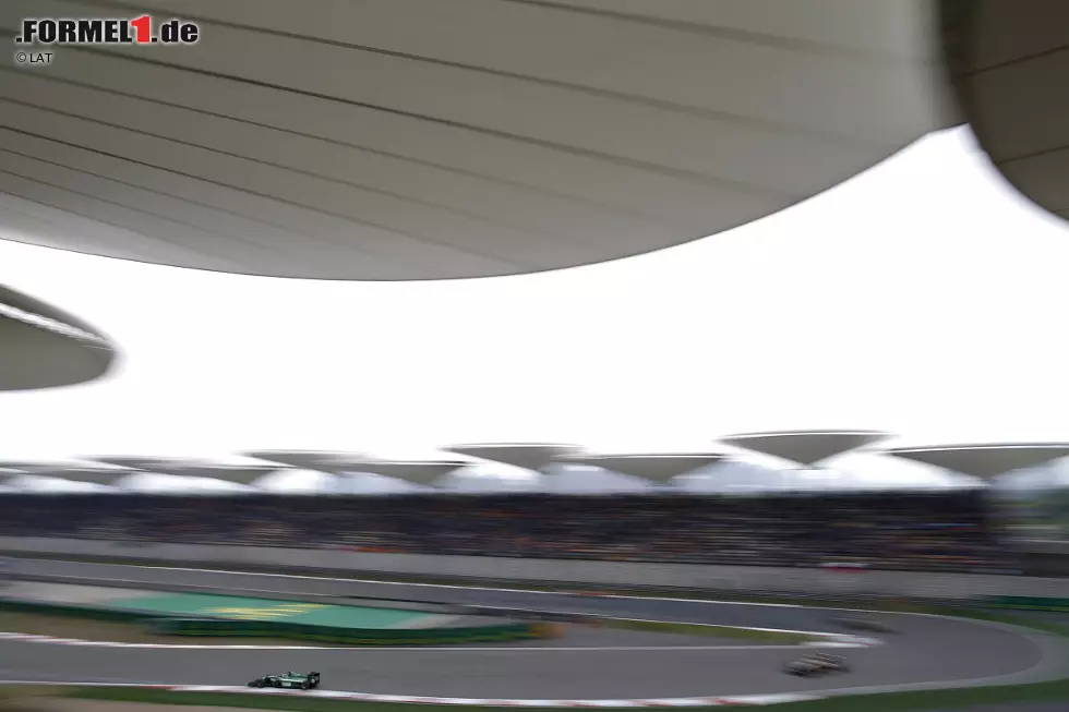 Daniel Ricciardo (Red Bull): "Die Gerade ist so lang, man könnte beim Entlangfahren ein Red Bull trinken. Ich habe von vielen Fahrern gehört, dass sie langweilig sei. Ha! Wenn sie sagen, dass es in einem Formel-1-Auto langweilig wäre, hätten sie es mit einem Formel BMW probieren sollen. Ich bin als Kind dort gefahren, voller Enthusiasmus - das war die Sorte Gerade, auf der ich mir am liebsten ein Buch gegriffen hätte." Foto zur News: Daniel Ricciardo (Red Bull): "Die Gerade ist so lang, man könnte beim Entlangfahren ein Red Bull trinken. Ich habe von vielen Fahrern gehört, dass sie langweilig sei. Ha! Wenn sie sagen, dass es in einem Formel-1-Auto langweilig wäre, hätten sie es mit einem Formel BMW probieren sollen. Ich bin als Kind dort gefahren, voller Enthusiasmus - das war die Sorte Gerade, auf der ich mir am liebsten ein Buch gegriffen hätte."