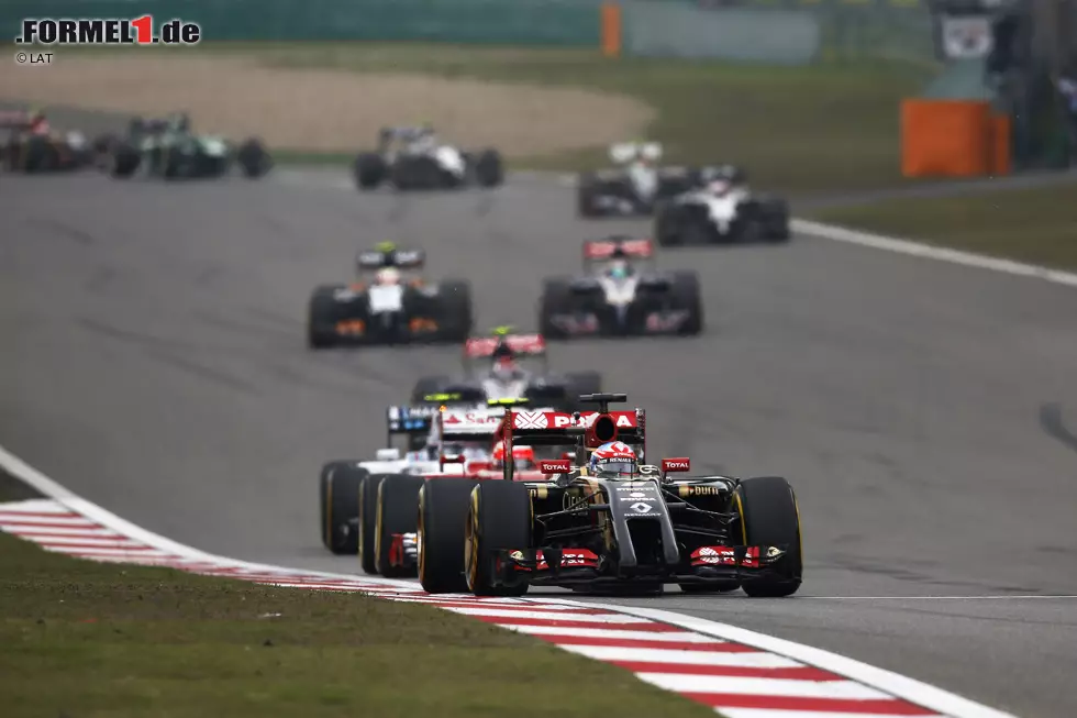 Romain Grosjean (Lotus): "Schanghai ist eine sehr spezielle Rennstrecke und Vorhersagen lassen sich kaum treffen. Oft ist es kalt und die Vorderreifen limitieren die Leistung des Autos, weil man Untersteuern vermeiden will." Foto zur News: Romain Grosjean (Lotus): "Schanghai ist eine sehr spezielle Rennstrecke und Vorhersagen lassen sich kaum treffen. Oft ist es kalt und die Vorderreifen limitieren die Leistung des Autos, weil man Untersteuern vermeiden will."
