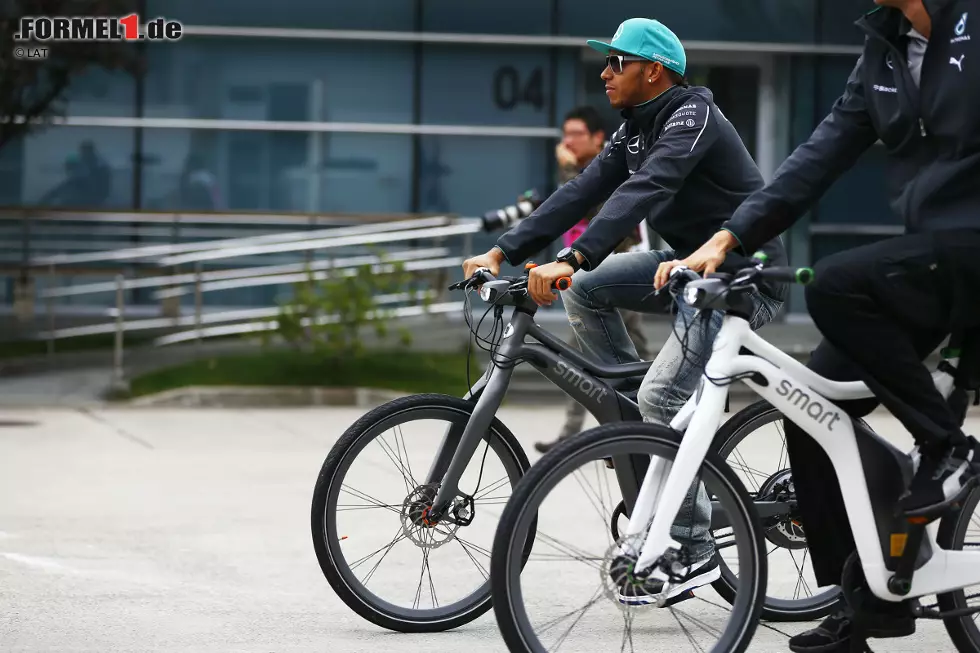 Foto zur News: Lewis Hamilton (Mercedes): &quot;Wenn ich das Restaurant verlasse, winken sie mir zum Abschied, aber an meinem Hotel kommen sie mir schon wieder zuvor. Wie geht das? Sie schaffen es selbst dann, wenn es nur einen Weg gibt.&quot;