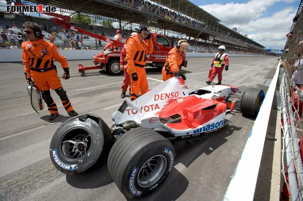Es beginnt mit einem Unfall: Im ersten Freien Training erleidet Ralf Schumacher in der Steilkurve einen Reifenschaden und schlägt heftig in die Mauer ein. Der Deutsche fällt für das restliche Wochenende aus. Zu diesem Zeitpunkt behauptet man bei Michelin noch, dass kein generelles Problem mit den Pneus vorliegt. Doch schnell wird klar: Hier liegt etwas ganz gewaltig im Argen ... Foto zur News: Es beginnt mit einem Unfall: Im ersten Freien Training erleidet Ralf Schumacher in der Steilkurve einen Reifenschaden und schlägt heftig in die Mauer ein. Der Deutsche fällt für das restliche Wochenende aus. Zu diesem Zeitpunkt behauptet man bei Michelin noch, dass kein generelles Problem mit den Pneus vorliegt. Doch schnell wird klar: Hier liegt etwas ganz gewaltig im Argen ...