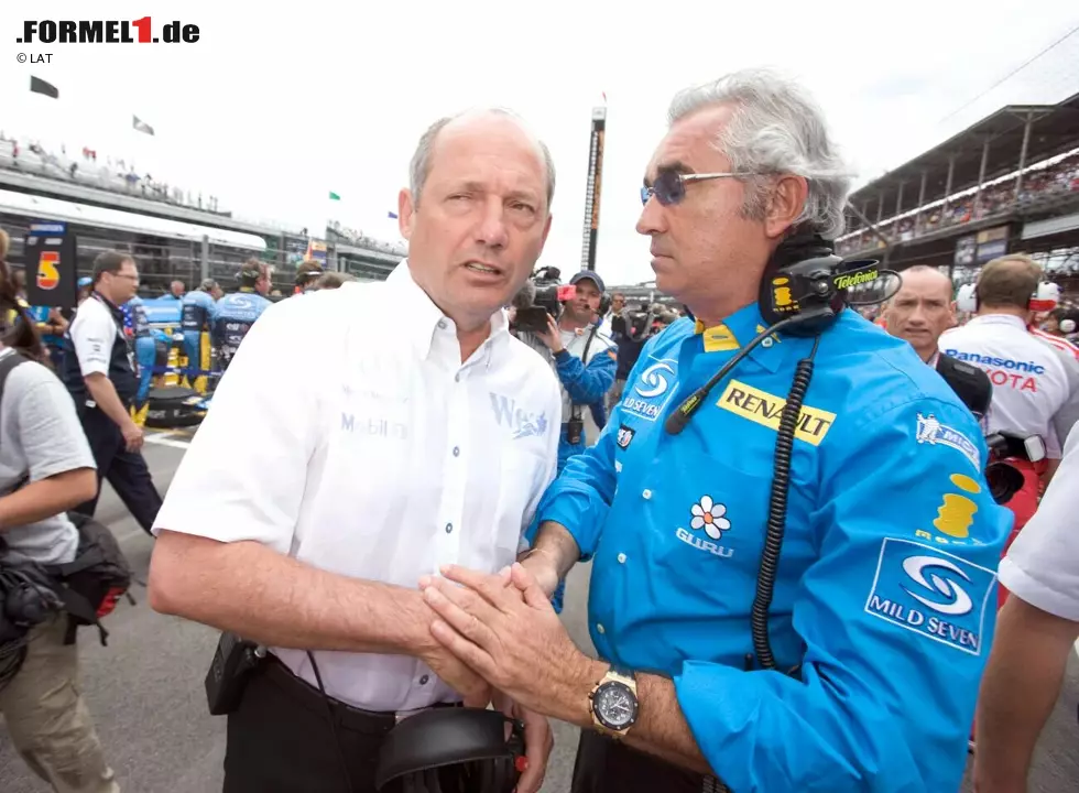 McLaren und Renault kämpfen zu diesem Zeitpunkt um die Weltmeisterschaft - und beide sind auf Michelin-Reifen unterwegs. Ron Dennis und Flavio Briatore gelten zwar beide als vom Erfolg besessen, doch in diesem Fall sind auch die zwei Alphatiere (und alle anderem Teambosse der Michelin-Teams) sich einig: Die Sicherheit der Piloten steht im Vordergrund, ohne eine Schikane wird es kein Rennen unter Beteiligung der Michelin-Teams geben. Foto zur News: McLaren und Renault kämpfen zu diesem Zeitpunkt um die Weltmeisterschaft - und beide sind auf Michelin-Reifen unterwegs. Ron Dennis und Flavio Briatore gelten zwar beide als vom Erfolg besessen, doch in diesem Fall sind auch die zwei Alphatiere (und alle anderem Teambosse der Michelin-Teams) sich einig: Die Sicherheit der Piloten steht im Vordergrund, ohne eine Schikane wird es kein Rennen unter Beteiligung der Michelin-Teams geben.