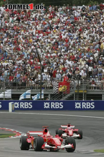 Foto zur News: An der Spitze &quot;kämpfen&quot; Schumacher und Barrichello um den Sieg. Ein wirkliches Duell ist es allerdings nicht, eher ein Abspulen der 73 Runden. Trotz der Umstände erledigen beide Ferrari-Piloten ihren Job professionell. Am Ende hat Schumacher die Nase vorne. Es wird 2005 sein einziger Saisonsieg bleiben - und der einzige für Bridgestone.