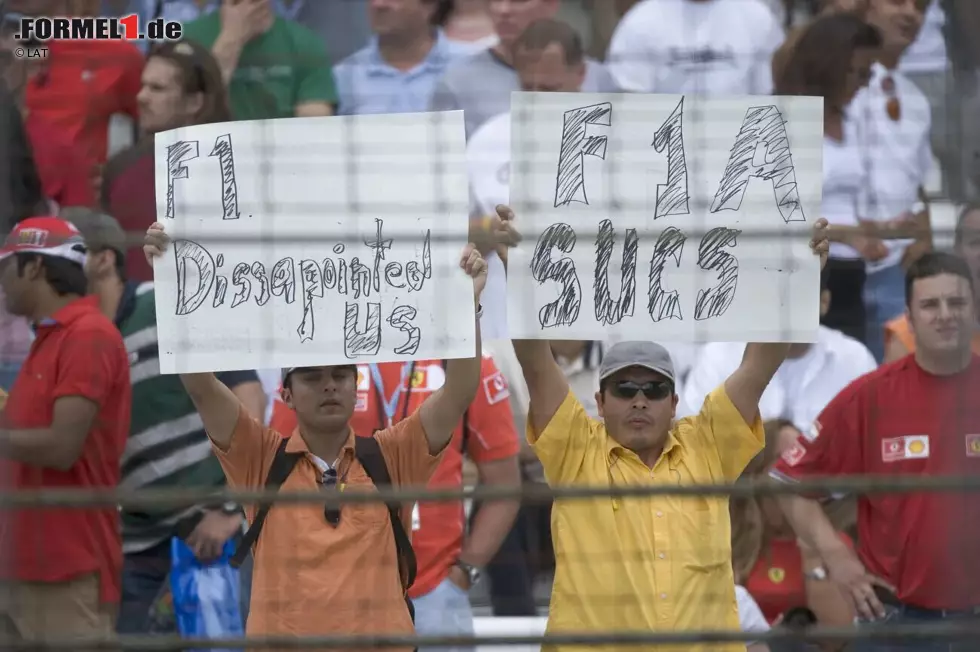 Die Fans an der Strecke machen ihrem Ärger derweil Luft. Unter anderem fliegen sogar Wasserflaschen und andere Gegenstände auf die Strecke. Die Formel 1, die in den Vereinigten Staaten sowieso keinen leichten Stand hat, verspielt dort an diesem Sonntag auch noch ihre letzten Sympathien. Foto zur News: Die Fans an der Strecke machen ihrem Ärger derweil Luft. Unter anderem fliegen sogar Wasserflaschen und andere Gegenstände auf die Strecke. Die Formel 1, die in den Vereinigten Staaten sowieso keinen leichten Stand hat, verspielt dort an diesem Sonntag auch noch ihre letzten Sympathien.