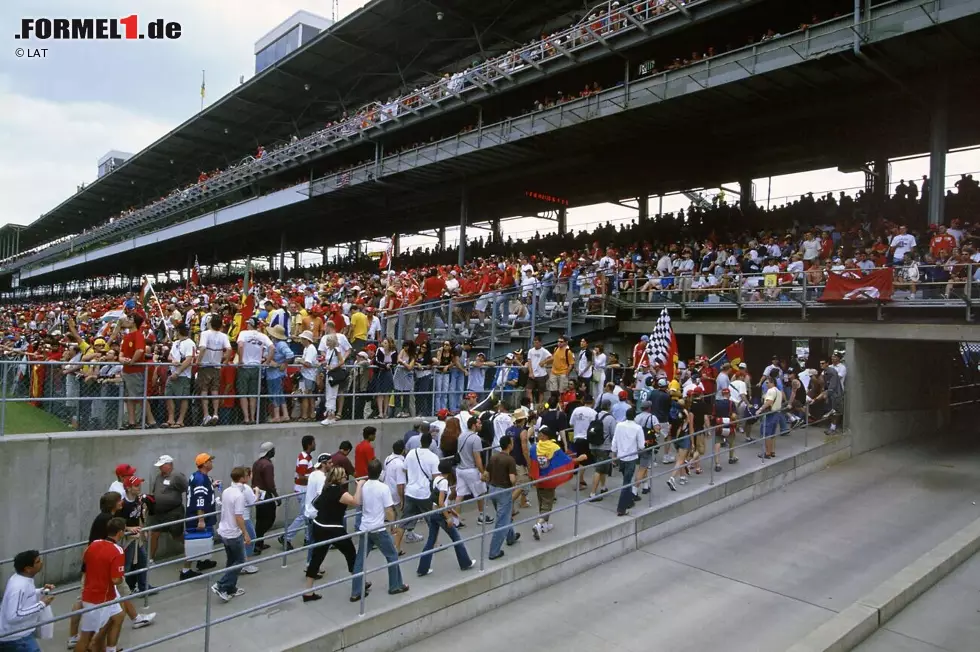 Viele Zuschauer verlassen den Indianapolis Motor Speedway bereits lange vor dem Ende des Rennens. Auf eine Show mit nur sechs Auto - von denen vier regelmäßig am Ende des Feldes zu finden sind - hat keiner Lust. Später wird den Zuschauern immerhin eine Erstattung der teilweise hohen Ticketpreise angeboten. Trotzdem kehren viele der Formel 1 für eine lange Zeit den Rücken. Foto zur News: Viele Zuschauer verlassen den Indianapolis Motor Speedway bereits lange vor dem Ende des Rennens. Auf eine Show mit nur sechs Auto - von denen vier regelmäßig am Ende des Feldes zu finden sind - hat keiner Lust. Später wird den Zuschauern immerhin eine Erstattung der teilweise hohen Ticketpreise angeboten. Trotzdem kehren viele der Formel 1 für eine lange Zeit den Rücken.