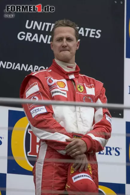 Auch Michael Schumacher kann an seinen Erfolg - den er sportlich fair errungen hat - keinen Gefallen finden. Der Rekordchampion weiß, dass an diesem Tag viel in der Formel 1 kaputtgegangen ist. Auch andere "Profiteure" der Farce sind trotz des eigenen Vorteils nicht glücklich. Der damalige Minardi-Besitzer Paul Stoddart wird während des Rennens mehrfach von den Fernsehkameras eingefangen und zeigt dabei den Daumen nach unten. Foto zur News: Auch Michael Schumacher kann an seinen Erfolg - den er sportlich fair errungen hat - keinen Gefallen finden. Der Rekordchampion weiß, dass an diesem Tag viel in der Formel 1 kaputtgegangen ist. Auch andere "Profiteure" der Farce sind trotz des eigenen Vorteils nicht glücklich. Der damalige Minardi-Besitzer Paul Stoddart wird während des Rennens mehrfach von den Fernsehkameras eingefangen und zeigt dabei den Daumen nach unten.