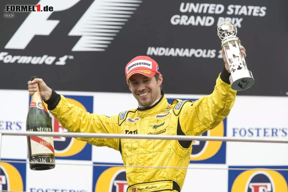 Foto zur News: Lediglich Tiago Monteiro kann sich über seinen dritten Platz freuen. Für den Portugiesen bleibt es in 37 Rennen sein einziges Podium in der &quot;Königsklasse&quot;. In Spa kann er später in der Saison sogar noch einmal punkten, doch nach der Saison 2006 endet seine Formel-1-Karriere. Seinen Platz in den Geschichtsbüchern hat Monteiro nach diesem Rennen allerdings sicher.