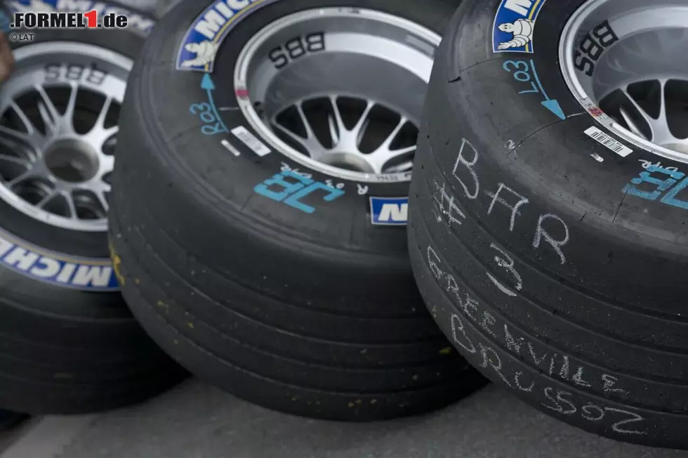 Michelin nimmt die Schuld anschließend auf sich und verteilt im folgenden Jahr unter anderem 20.000 Freikarten für das Rennen in Indianapolis. Eine Zukunft haben in der Formel 1 allerdings weder die Franzosen noch der Motor Speedway. Michelin verabschiedet sich Ende 2006 mit der Einführung der Einheitsreifen aus der "Königsklasse", in Indianapolis wird 2007 letztmalig gefahren. Foto zur News: Michelin nimmt die Schuld anschließend auf sich und verteilt im folgenden Jahr unter anderem 20.000 Freikarten für das Rennen in Indianapolis. Eine Zukunft haben in der Formel 1 allerdings weder die Franzosen noch der Motor Speedway. Michelin verabschiedet sich Ende 2006 mit der Einführung der Einheitsreifen aus der "Königsklasse", in Indianapolis wird 2007 letztmalig gefahren.