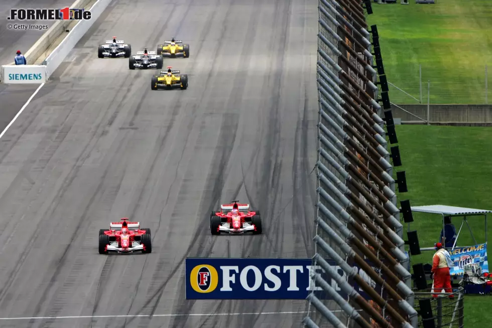 Es folgt der wohl verrückteste Start der Formel-1-Geschichte: Michael Schumacher geht von Rang fünf - in diesem Moment effektiv die Poleposition - ins Rennen. Außer ihm sind nur Teamkollege Rubens Barrichello, die beiden Jordan-Piloten Tiago Monteiro und Narain Karthikeyan und Christijan Albers und Patrick Friesacher im Minardi mit dabei. Die vier letztgenannten starten aus den beiden letzten Reihen. Foto zur News: Es folgt der wohl verrückteste Start der Formel-1-Geschichte: Michael Schumacher geht von Rang fünf - in diesem Moment effektiv die Poleposition - ins Rennen. Außer ihm sind nur Teamkollege Rubens Barrichello, die beiden Jordan-Piloten Tiago Monteiro und Narain Karthikeyan und Christijan Albers und Patrick Friesacher im Minardi mit dabei. Die vier letztgenannten starten aus den beiden letzten Reihen.