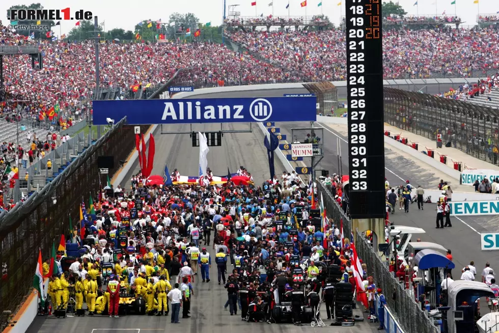 Foto zur News: Zunächst fahren auch alle 20 Autos in die Startaufstellung. Noch immer haben viele Fans auf den Tribünen keine Ahnung, dass sie in wenigen Minuten Augenzeugen des wohl verrücktesten Formel-1-Starts aller Zeiten sein werden. Hinter den Kulissen herrscht derweil Chaos ...