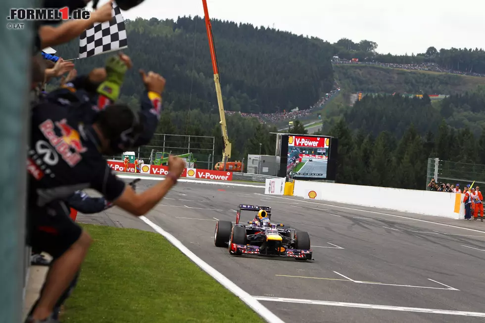 Sebastian Vettel ist der einzige andere mehrfache Sieger im aktuellen Fahrerfeld. Vettel gewann hier 2011 und 2013. Die weiteren Sieger aus dem aktiven Feld sind Felipe Massa (2008), Lewis Hamilton (2010) und Daniel Ricciardo (2014). Hamilton holte sich zwar auch 2008 den Siegerpokal ab, wurde nachträglich allerdings auf Rang drei zurückversetzt. Er bekam nachträglich eine 25-Sekunden-Strafe, da er eine Schikane abgekürzt und sich einen Vorteil verschafft hatte. Foto zur News: Sebastian Vettel ist der einzige andere mehrfache Sieger im aktuellen Fahrerfeld. Vettel gewann hier 2011 und 2013. Die weiteren Sieger aus dem aktiven Feld sind Felipe Massa (2008), Lewis Hamilton (2010) und Daniel Ricciardo (2014). Hamilton holte sich zwar auch 2008 den Siegerpokal ab, wurde nachträglich allerdings auf Rang drei zurückversetzt. Er bekam nachträglich eine 25-Sekunden-Strafe, da er eine Schikane abgekürzt und sich einen Vorteil verschafft hatte.