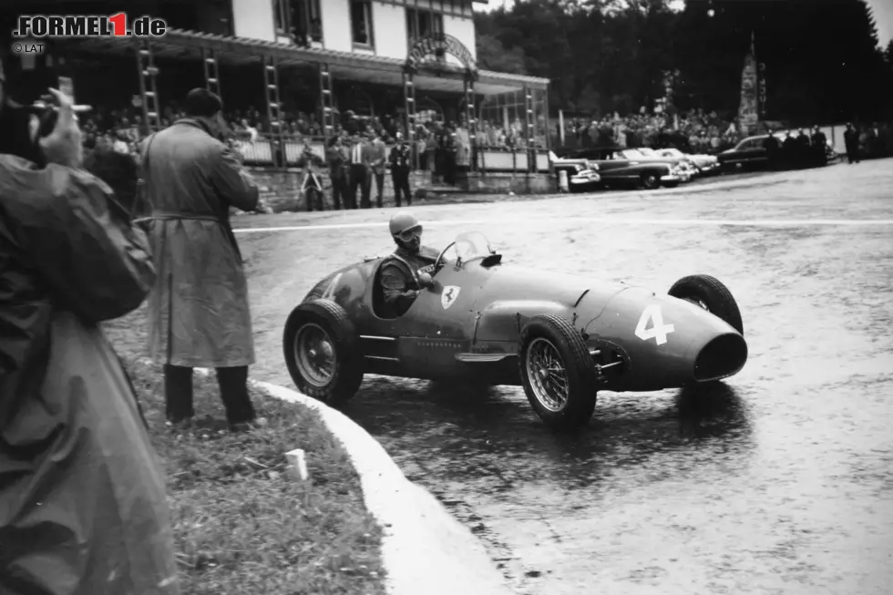 Foto zur News: Der originale Kurs in Spa-Francorchamps führte in den frühen 1920er-Jahren über öffentliche Straßen. 1922 fanden die ersten Rennen dort statt. 1924 wurden die 24 Stunden von Spa erstmals ausgetragen, der Große Preis von Belgien folgte 1925. Den ersten Grand Prix gewann Antonio Ascari im Alfa Romeo. Sein Sohn Alberto Ascari gewann den Großen Preis von Belgien 1952 (Foto) und 1953 für Ferrari. In beiden Saisons wurde er Weltmeister.