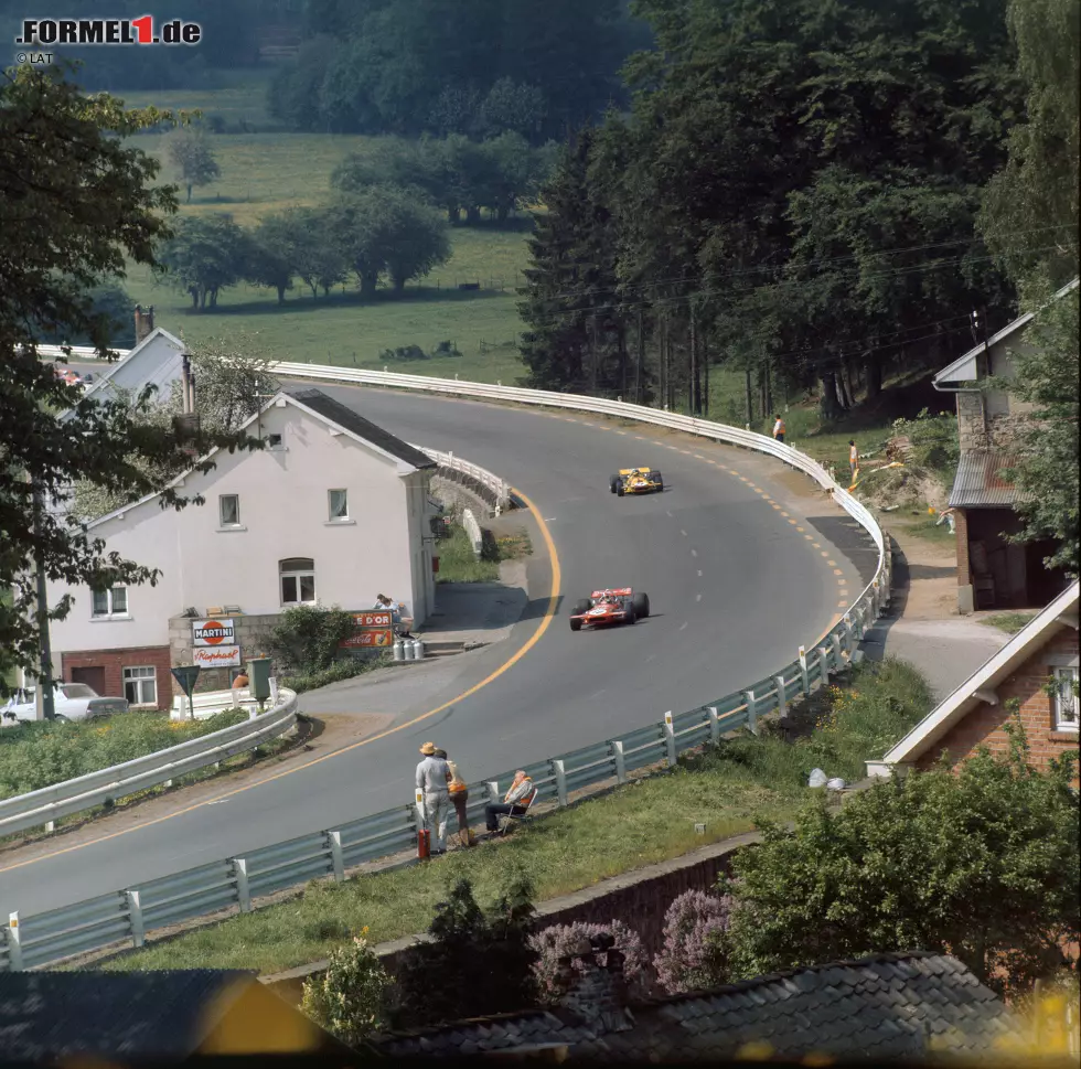 Der originale Kurs war 15 Kilometer lang und verlief zwischen Francorchamps, Malmedy und Stavelot. Er wurde modifiziert und mit einer Länge von 14 Kilometern zwischen 1950 und 1970 (Foto) von der Formel 1 genutzt. Das heutige sieben Kilometer lange Layout wurde von der Formel 1 1983 erstmals verwendet. Foto zur News: Der originale Kurs war 15 Kilometer lang und verlief zwischen Francorchamps, Malmedy und Stavelot. Er wurde modifiziert und mit einer Länge von 14 Kilometern zwischen 1950 und 1970 (Foto) von der Formel 1 genutzt. Das heutige sieben Kilometer lange Layout wurde von der Formel 1 1983 erstmals verwendet.
