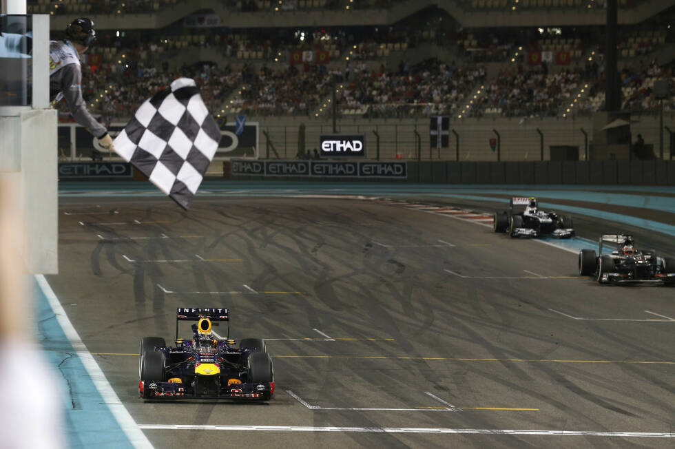 Foto zur News: Das erfolgreichste Team in Abu Dhabi ist Red Bull mit drei Siegen - alle von Vettel eingefahren. McLaren, Lotus und Mercedes haben je einen Sieg auf dem Konto. Auch in Sachen Podiumsplatzierungen steht Red Bull mit sechs an der Spitze, McLaren folgt mit vier, während Ferrari, Mercedes und Williams je zwei vorzuweisen haben.