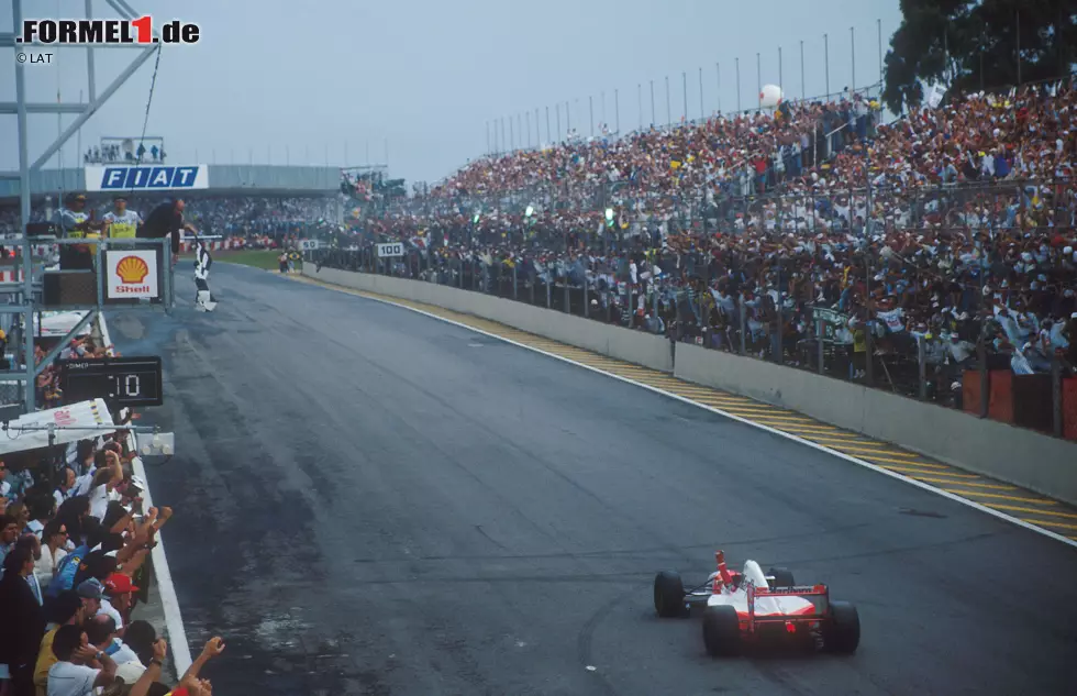 Brasilien liegt auf Rang neun der meistbesuchten Länder in der Formel 1 - hinter Spanien mit 45 Grands Prix, aber vor den USA mit 37 Meisterschaftsläufen (abzüglich der hochgradig ehrenvollen Indianapolis 500 in den 1950ern). Interlagos ist die Strecke, die am achthäufigsten besucht wurde - vor Zandvoort in den Niederlanden, das 30 Mal Austragungsort war, aber hinter Deutschlands Hockenheim, das 34 Grands Prix ausrichtete. Foto zur News: Brasilien liegt auf Rang neun der meistbesuchten Länder in der Formel 1 - hinter Spanien mit 45 Grands Prix, aber vor den USA mit 37 Meisterschaftsläufen (abzüglich der hochgradig ehrenvollen Indianapolis 500 in den 1950ern). Interlagos ist die Strecke, die am achthäufigsten besucht wurde - vor Zandvoort in den Niederlanden, das 30 Mal Austragungsort war, aber hinter Deutschlands Hockenheim, das 34 Grands Prix ausrichtete.