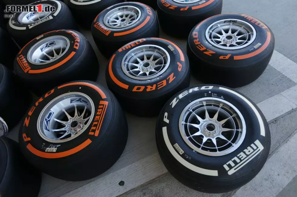 Um den Anforderungen der langgezogenen Kurven und zahlreichen Richtungswechsel in Suzuka gewachsen zu sein, bringt Reifenhersteller Pirelli wie schon im vergangenen Jahr die beiden härtesten Mischungen im Sortiment (Medium und Hard) nach Suzuka. Diese Kombination wurde im bisherigen Saisonverlauf dreimal eingesetzt: in Malaysia, in Spanien und in Großbritannien. Foto zur News: Um den Anforderungen der langgezogenen Kurven und zahlreichen Richtungswechsel in Suzuka gewachsen zu sein, bringt Reifenhersteller Pirelli wie schon im vergangenen Jahr die beiden härtesten Mischungen im Sortiment (Medium und Hard) nach Suzuka. Diese Kombination wurde im bisherigen Saisonverlauf dreimal eingesetzt: in Malaysia, in Spanien und in Großbritannien.