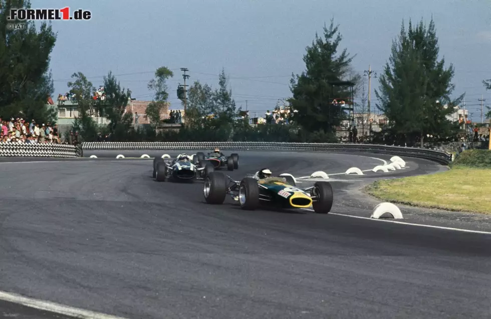 Mexiko hat die Formel 1 in zwei Phasen willkommen geheißen: Von 1963 bis 1970 und später von 1986 bis 1992. Das Rennen 1963 gewann Jim Clark in einem Lotus. Der Schotte ließ einen weiteren Sieg im Jahre 1967 für dasselbe Team folgen und sitzt an der Spitze der Mehrfachsieger gemeinsam mit Alain Prost (1988 und 1990) und Nigel Mansell (1987 und 1992). Foto zur News: Mexiko hat die Formel 1 in zwei Phasen willkommen geheißen: Von 1963 bis 1970 und später von 1986 bis 1992. Das Rennen 1963 gewann Jim Clark in einem Lotus. Der Schotte ließ einen weiteren Sieg im Jahre 1967 für dasselbe Team folgen und sitzt an der Spitze der Mehrfachsieger gemeinsam mit Alain Prost (1988 und 1990) und Nigel Mansell (1987 und 1992).
